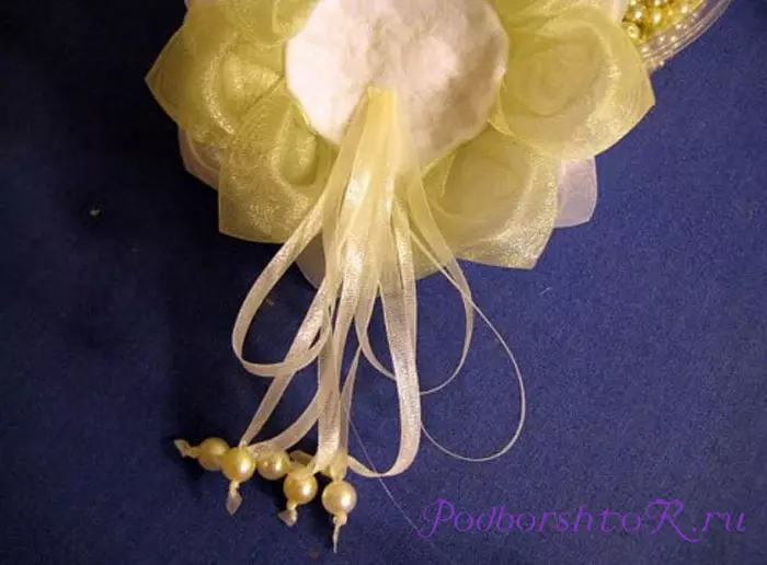 Betapa mudah dan sederhana dapat membuat bunga dari tulle untuk tirai dengan tangan mereka sendiri