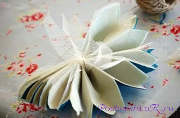 วิธีที่ง่ายและเรียบง่ายสามารถทำดอกไม้จาก tulle สำหรับผ้าม่านด้วยมือของตัวเอง