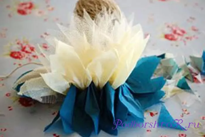 Betapa mudah dan sederhana dapat membuat bunga dari tulle untuk tirai dengan tangan mereka sendiri