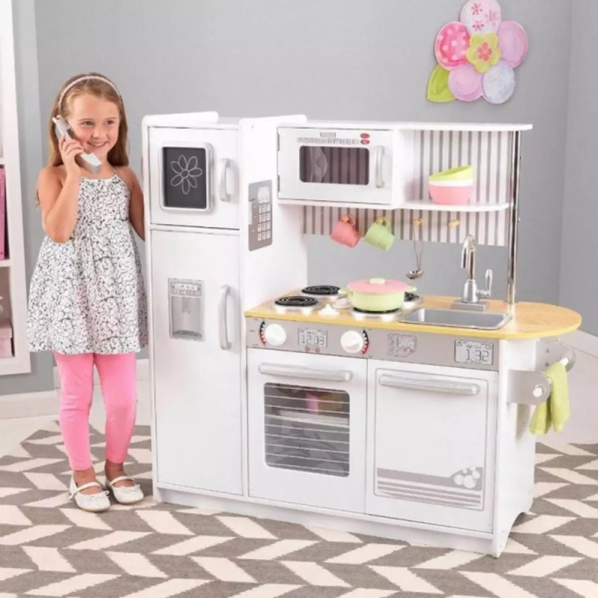 Dapur yang bergaya untuk kanak-kanak perempuan melakukannya sendiri