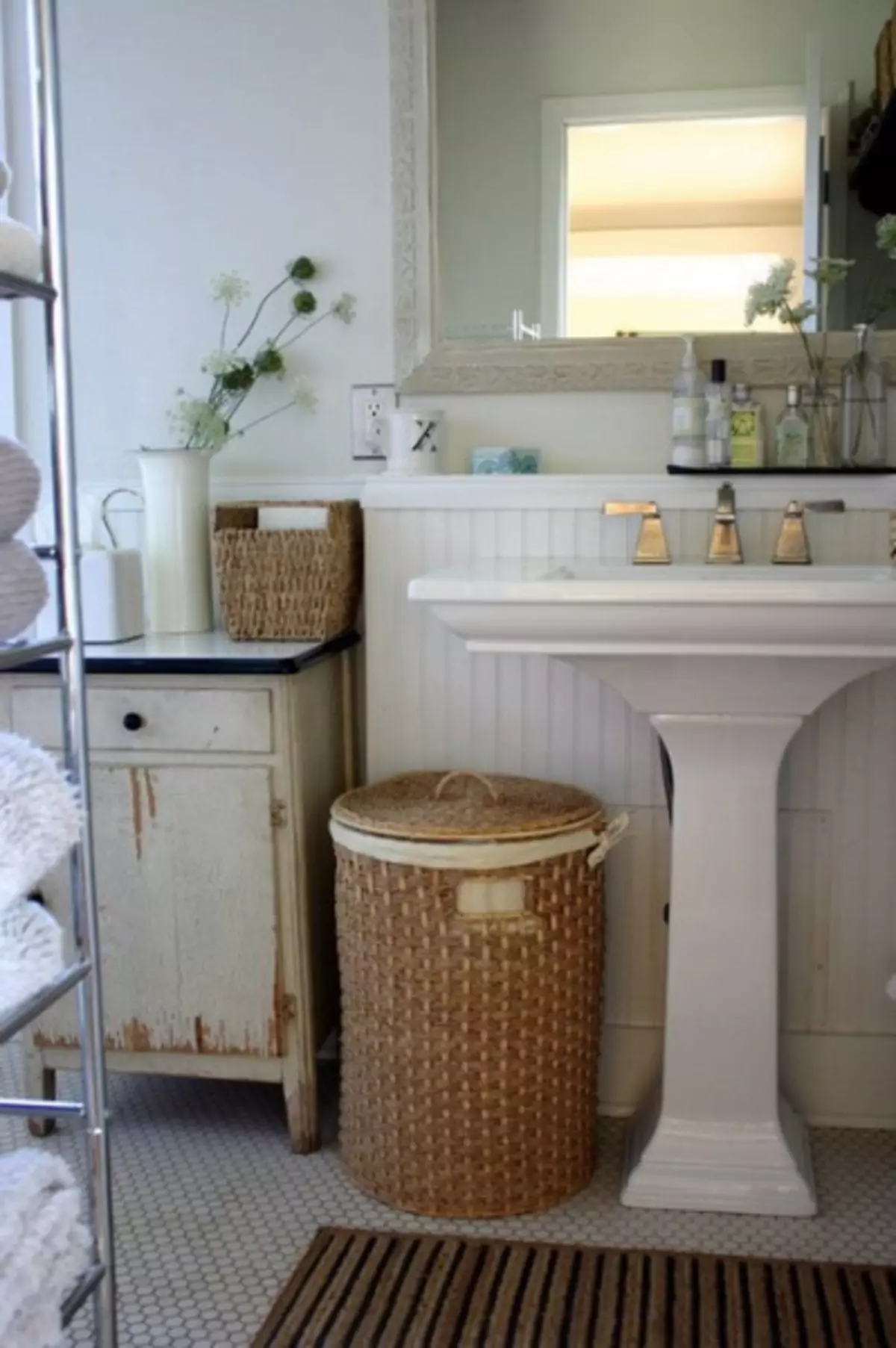 Idėjos organizuoti daiktų saugojimą vonios kambaryje (25 nuotraukos)