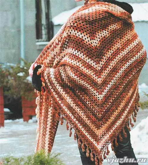 ಆರಂಭಿಕರಿಗಾಗಿ ಯೋಜನೆಯ ಮತ್ತು ವಿವರಣೆಯೊಂದಿಗೆ ತ್ರಿಕೋನ Crochet ಶಾಲು
