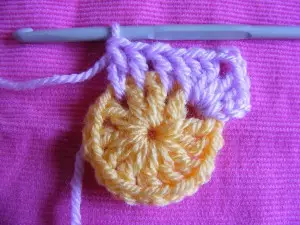 Triangle crochet with a scheme and with the description of the motives