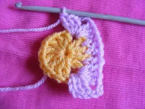 Triangle Crochet karo skema lan kanthi katrangan babagan motif
