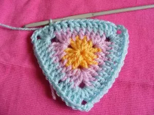 Triang Crochet bi pilanek û bi danasîna motîfan
