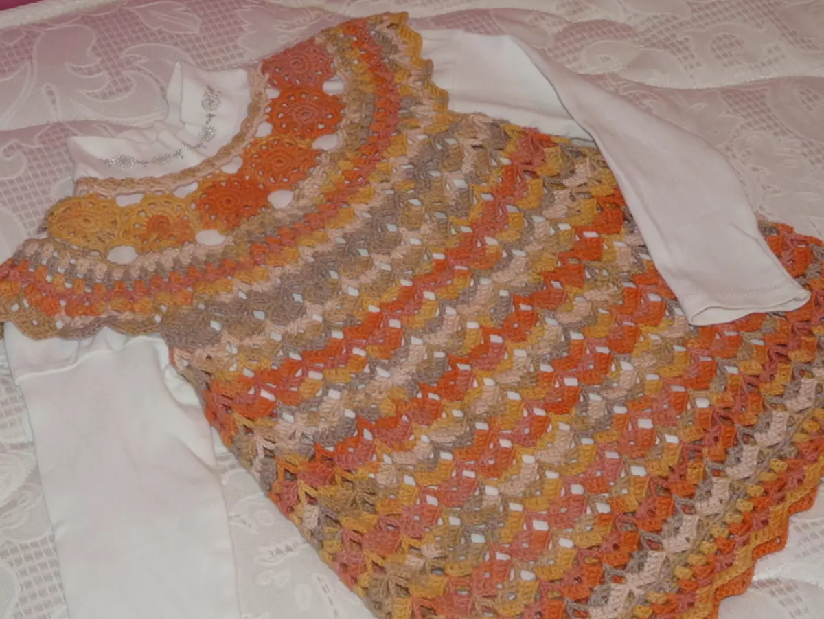 Tunic for Girl Crochet: Schemes พร้อมคำอธิบายสำหรับผู้เริ่มต้น