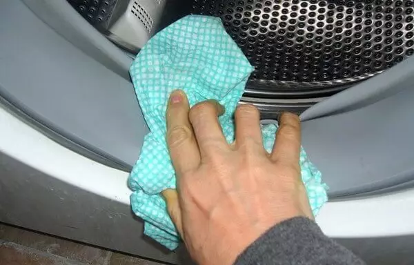 Cách loại bỏ mùi khó chịu của máy giặt