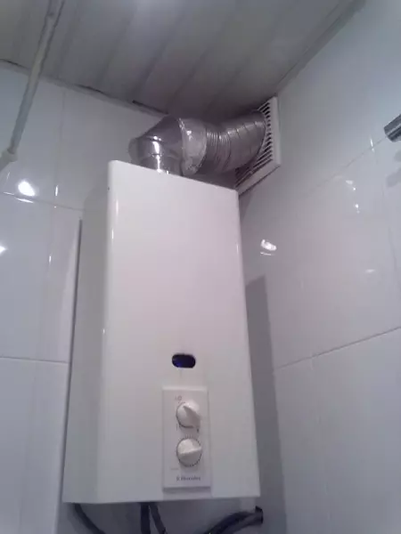 Columna de gas en el baño.