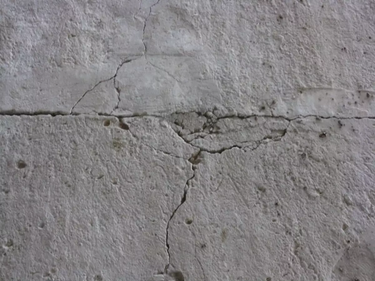 Трещины в бетонном полу. Усадочные трещины в бетоне. Усадочные трещины бетона в железобетонных. Сколы бетона. Дефекты железобетонных стен.