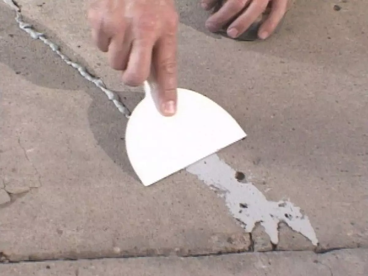 Трещин и других дефектов. Расшивка трещин в бетоне технология. Заделывание щелей в бетоне. Заделка трещин в бетонном полу. Трещины в бетонном полу.