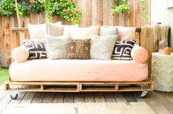 Bagaimana cara merakit sofa dari palet dengan tangan Anda sendiri?