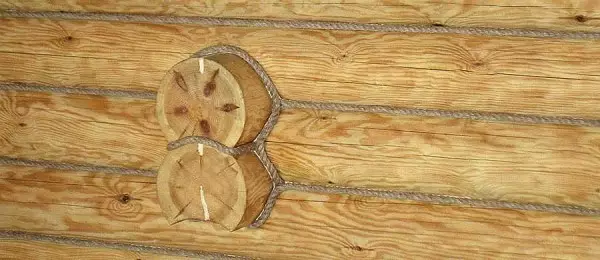 Decoración de interiores dunha casa de madeira: características técnicas