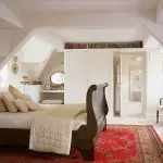 Дизайн сучасної спальні на мансарді (+40 фото)