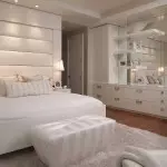 Notranjost spalnice v beli paleti