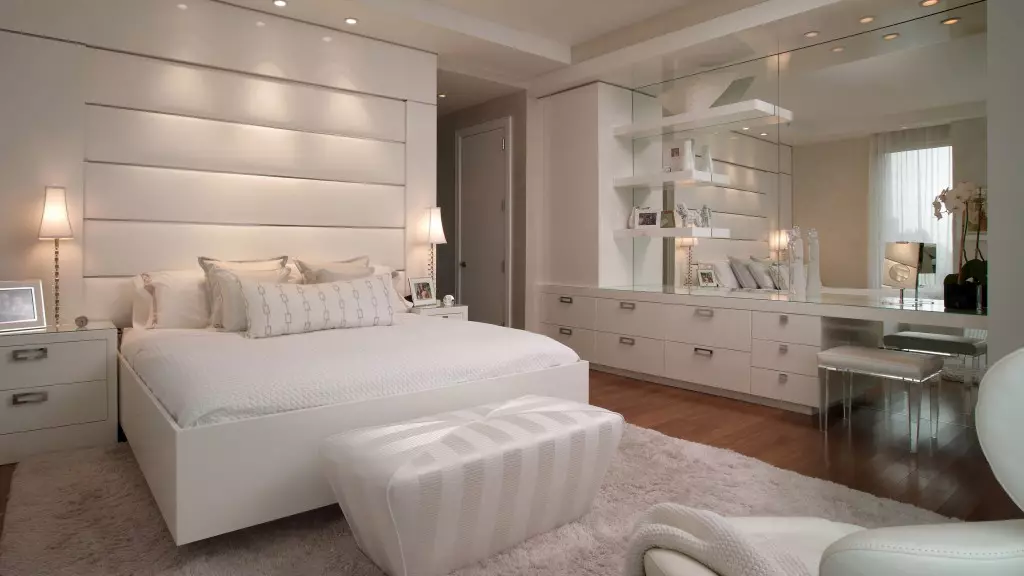 Notranjost spalnice v beli paleti