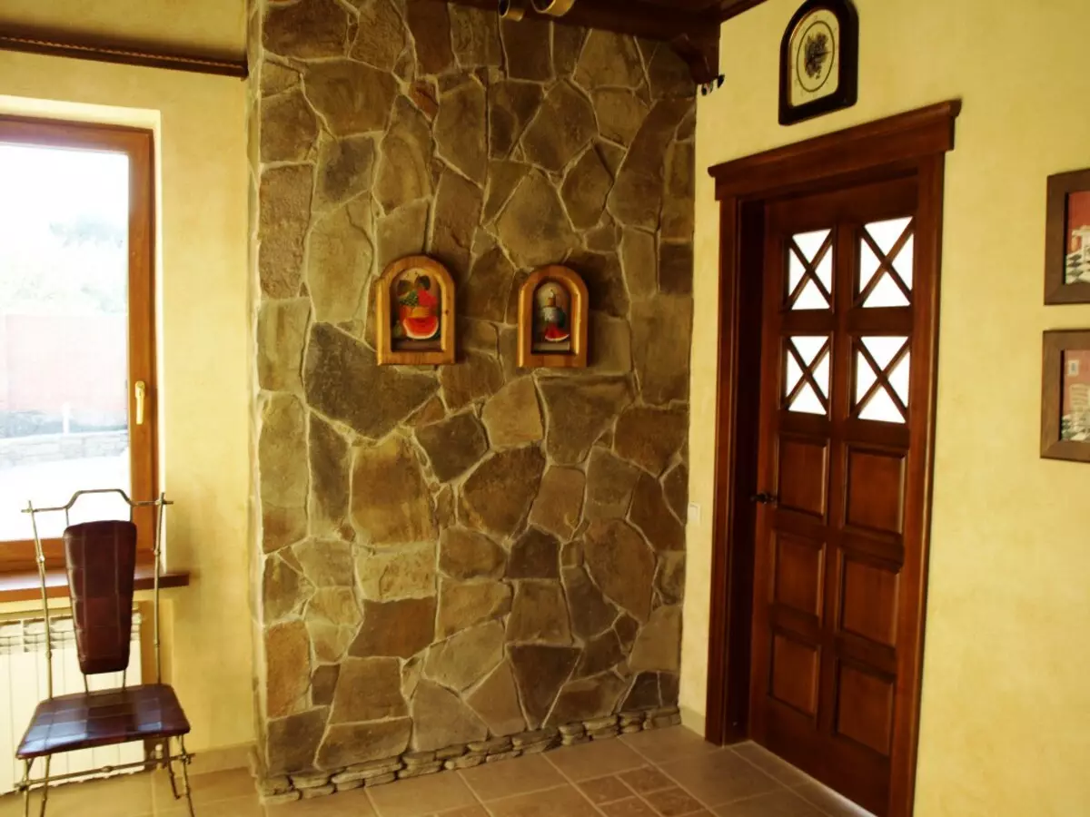 Dekorativna stenska dekoracija na hodniku