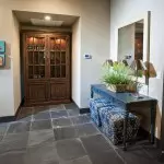Deoratisk väggdekoration i korridoren