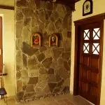 Dekorativní dekorace zdi v chodbě