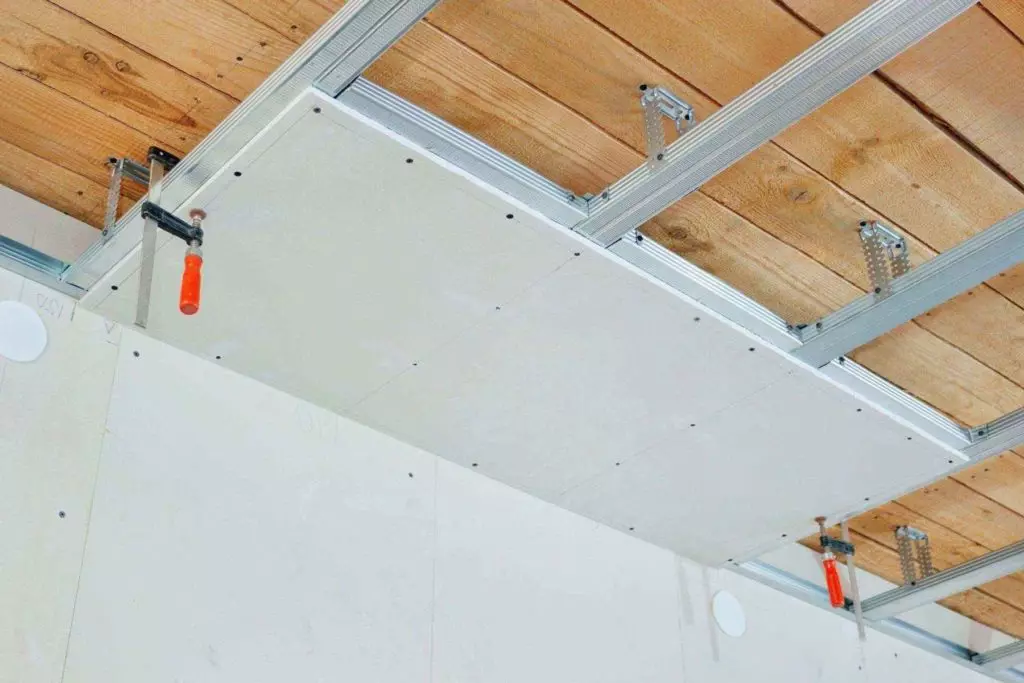 Ceiling trimming plasterboard