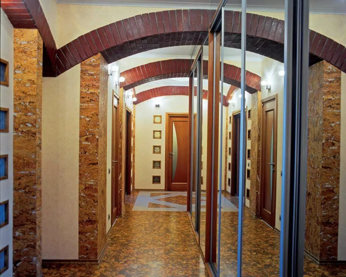 Reka bentuk di koridor di apartmen