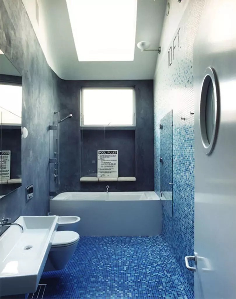 Mali dizajn kupaonice s mozaikom
