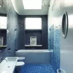 Desain kamar mandi kecil dengan mosaik