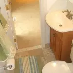 Oblikovanje kopalnice malo velikosti z vrati