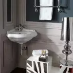 Mažas vonios kambario dizainas su kampine kriaukle