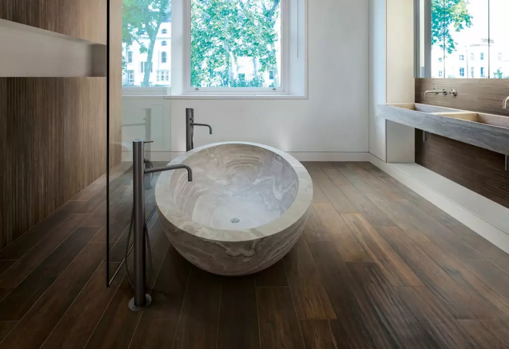 Kylpyhuoneen sisustus: kivi ja puu muotoilussa.