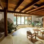 Design dnevne sobe s kamnom in lesnim okrasom