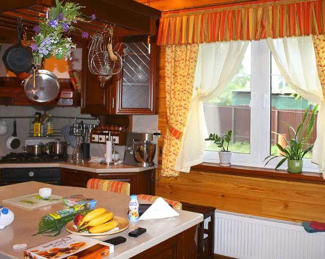 Kaimiškas užuolaidos virtuvei: pasirinkite parinktį, kaip padaryti langą