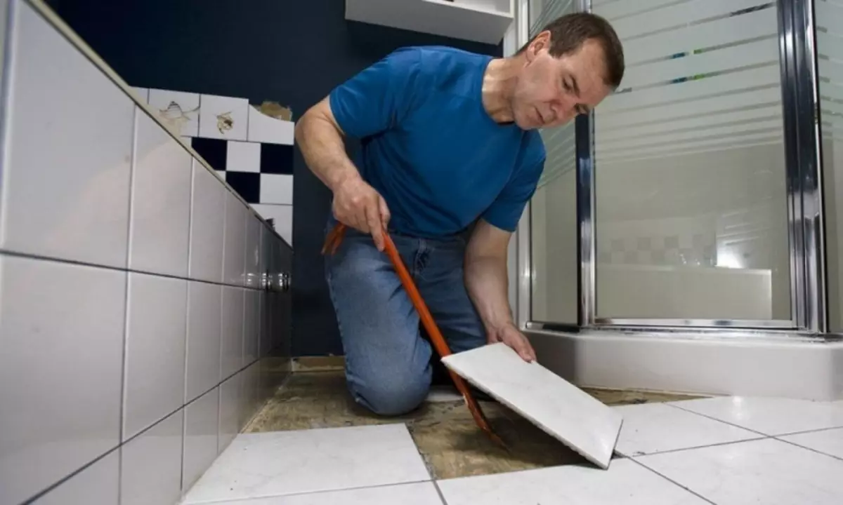 วิธีการจัดแนวพื้นในห้องน้ำด้วยมือของคุณเองภายใต้กระเบื้อง