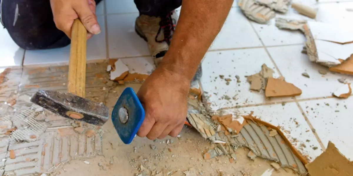 Cómo alinear el piso en el baño con tus propias manos debajo de la baldosa.