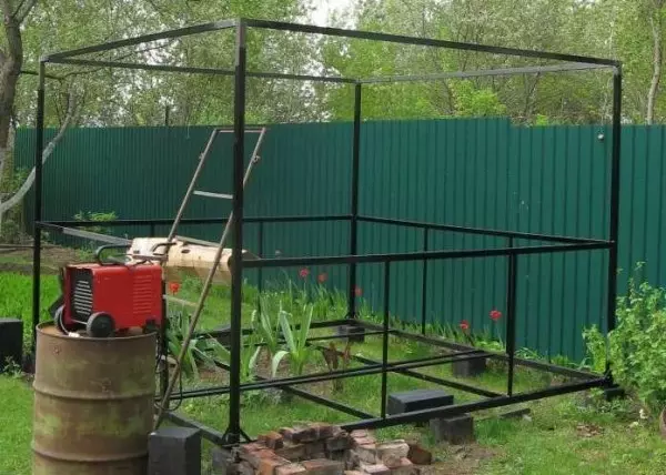 Gazebo dal tubo di metallo con le loro mani