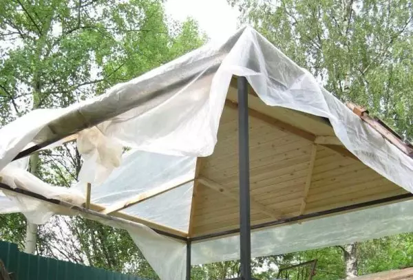 Gazebo do tubo de metal com suas próprias mãos