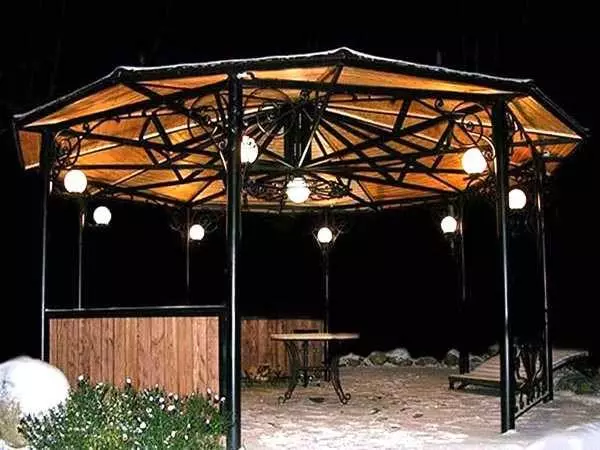 Gazebo de la țeavă de metal cu mâinile lor