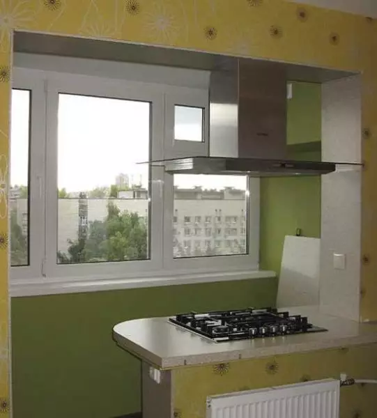 Kombinearje balkon (loggia) mei keuken, keamer