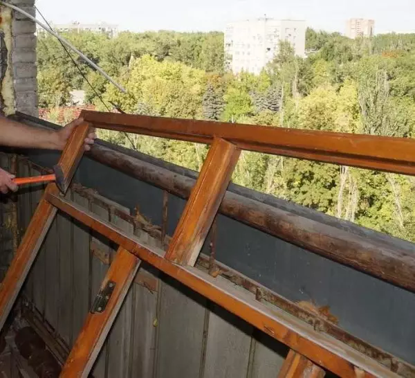 Комбинирање на балкон (чардак) со кујна, соба