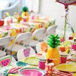 Bagaimana cara menghias meja untuk pesta musim panas dengan teman-teman?