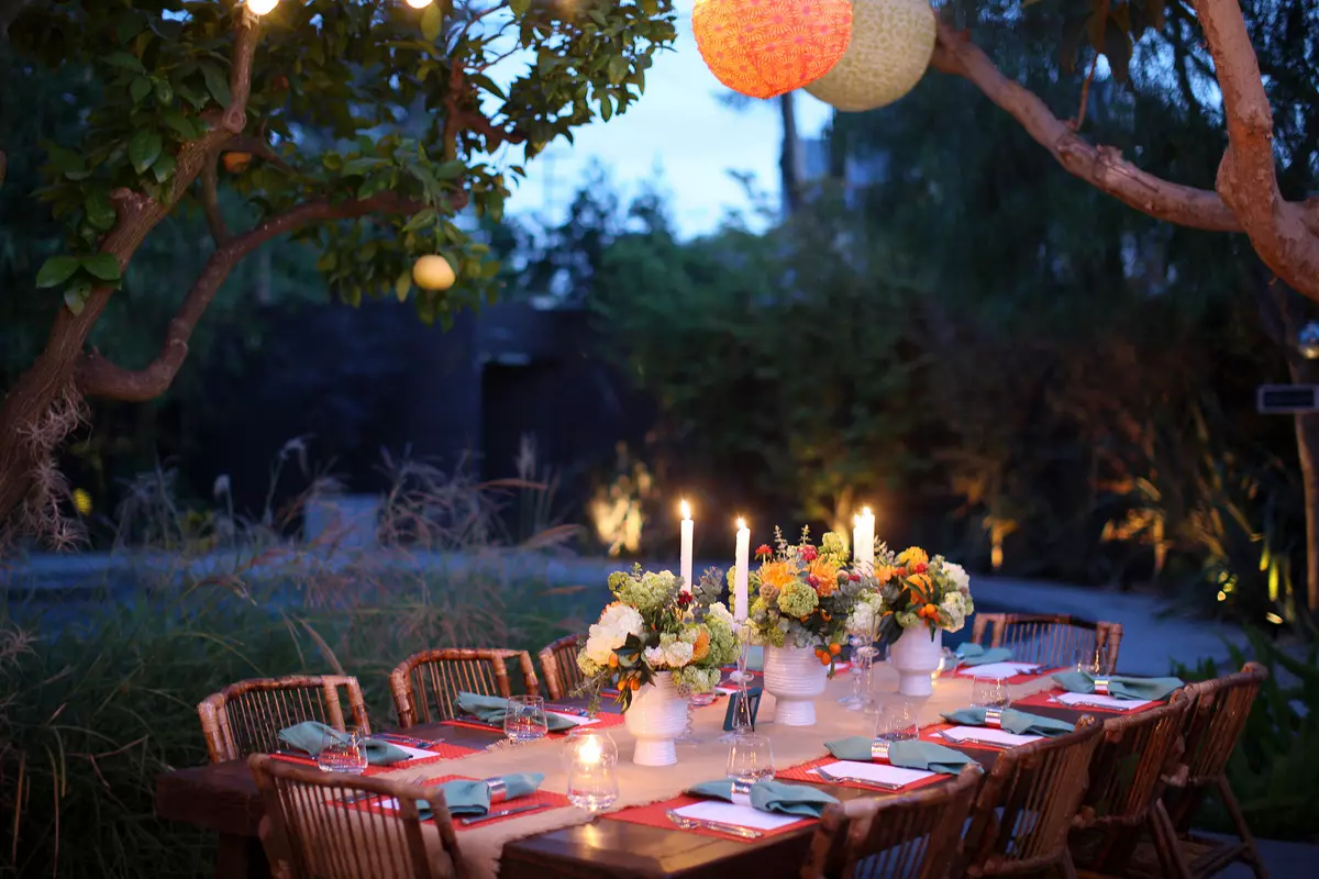 Jak ozdobić stół na letnią imprezę z przyjaciółmi?