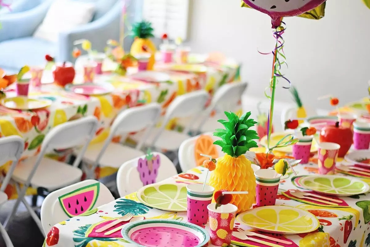 Hogyan lehet díszíteni egy asztalt egy nyári párt barátaival?