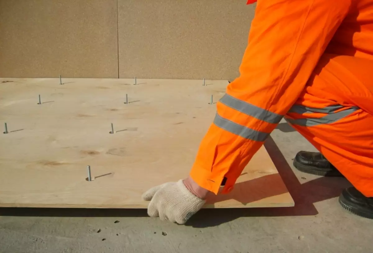 Como e como alinhar o piso de madeira sob linóleo