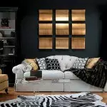 Recepciones de diseñador para las paredes sobre el sofá en la sala de estar.