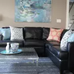 Σχεδιαστής δεξιώσεις για τους τοίχους πάνω από τον καναπέ στο σαλόνι