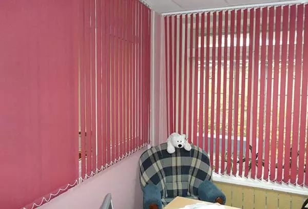 பால்கனியில் blinds: தேர்வு மற்றும் நிறுவல் விதிகள்