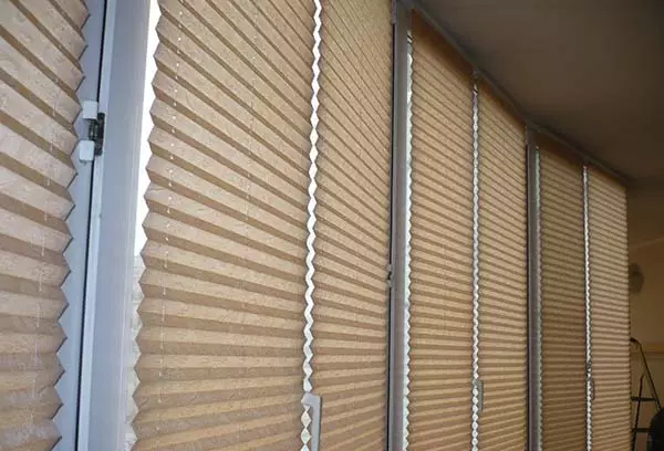 Balkon Blinds: Pravila odabira i instalacije