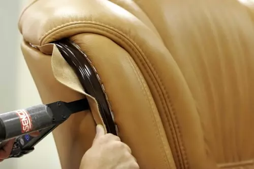 Як якісно обтягнути крісло своїми руками?