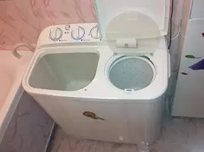 Saan matulog ang pulbos sa isang washing machine?