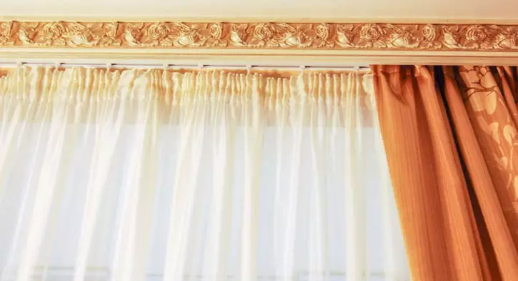 Bagentar cortines per a cortines: sostre, fusta, plàstic