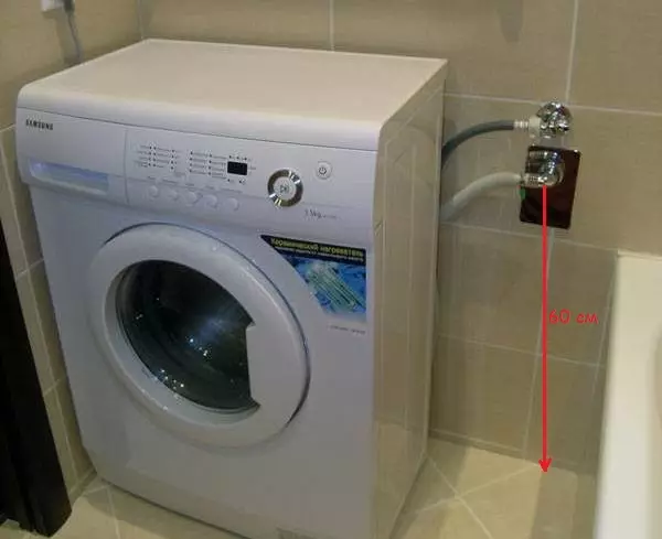 नाली पर वॉशिंग मशीन के लिए वाल्व की जाँच करें